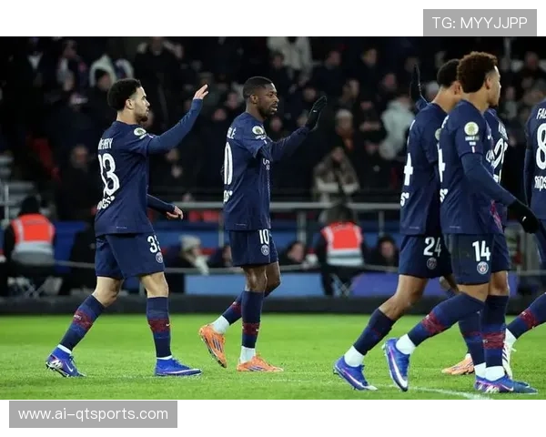 巴黎圣日耳曼迎战里尔，边路攻击群对决高空作业